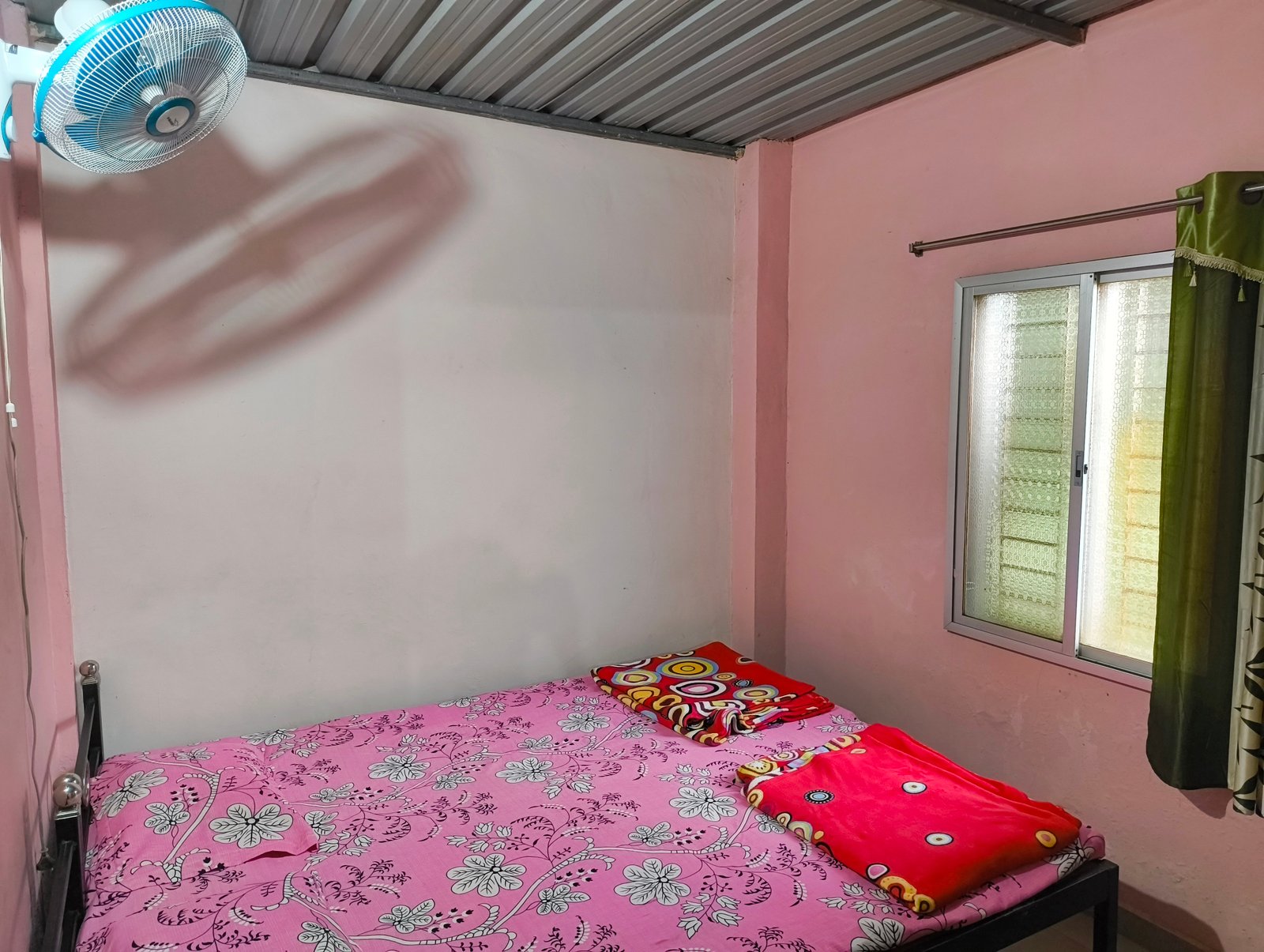 A simple and clean single bedroom