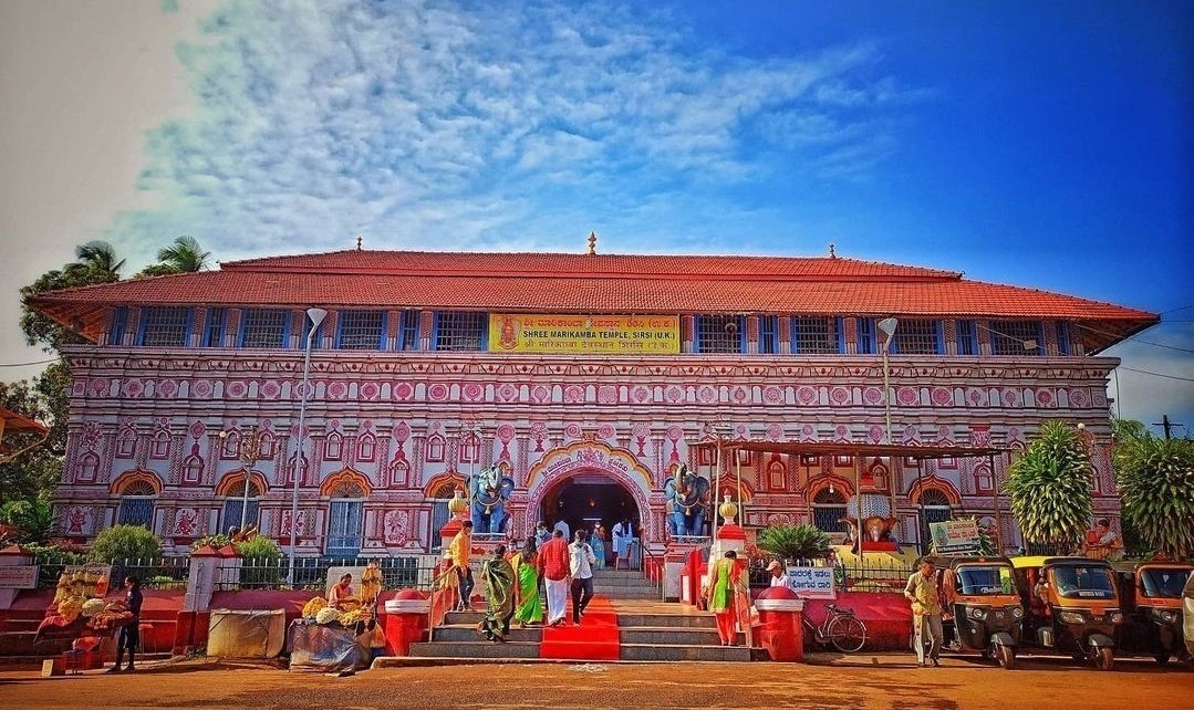 The colorful and ornate main tower of a Hindu temple