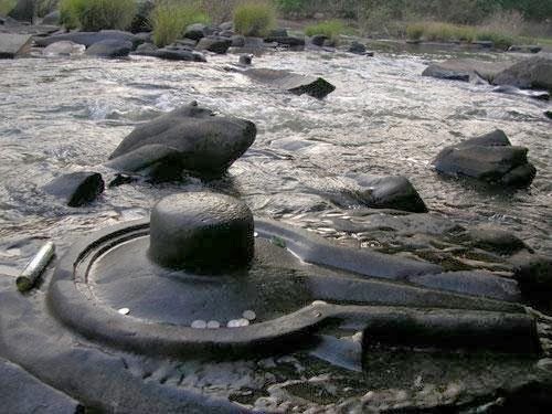 Ancient stone linga carvings in a riverbed at Sahasra Linga